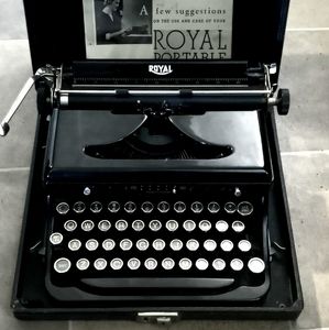 1938 Royal Model O Portable Typewriter With Case
